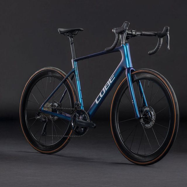 CUBE Attain C:62 SLT maantiepyörä